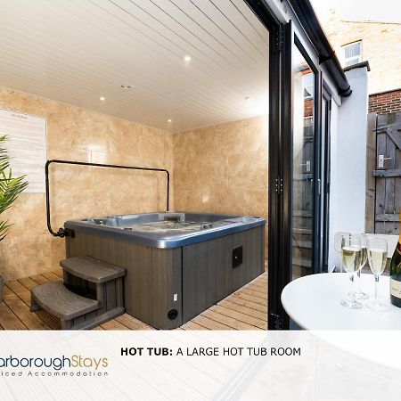 Scarborough Stays - Luxury Townhouse Ideal For Large Groups - Hot Tub Екстер'єр фото
