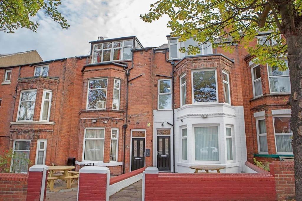 Scarborough Stays - Luxury Townhouse Ideal For Large Groups - Hot Tub Екстер'єр фото